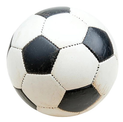 Un ballon de football classique noir et blanc à la texture usée flotte sur un fond noir uni, évoquant un sentiment de jeu et d'énergie intemporels. 